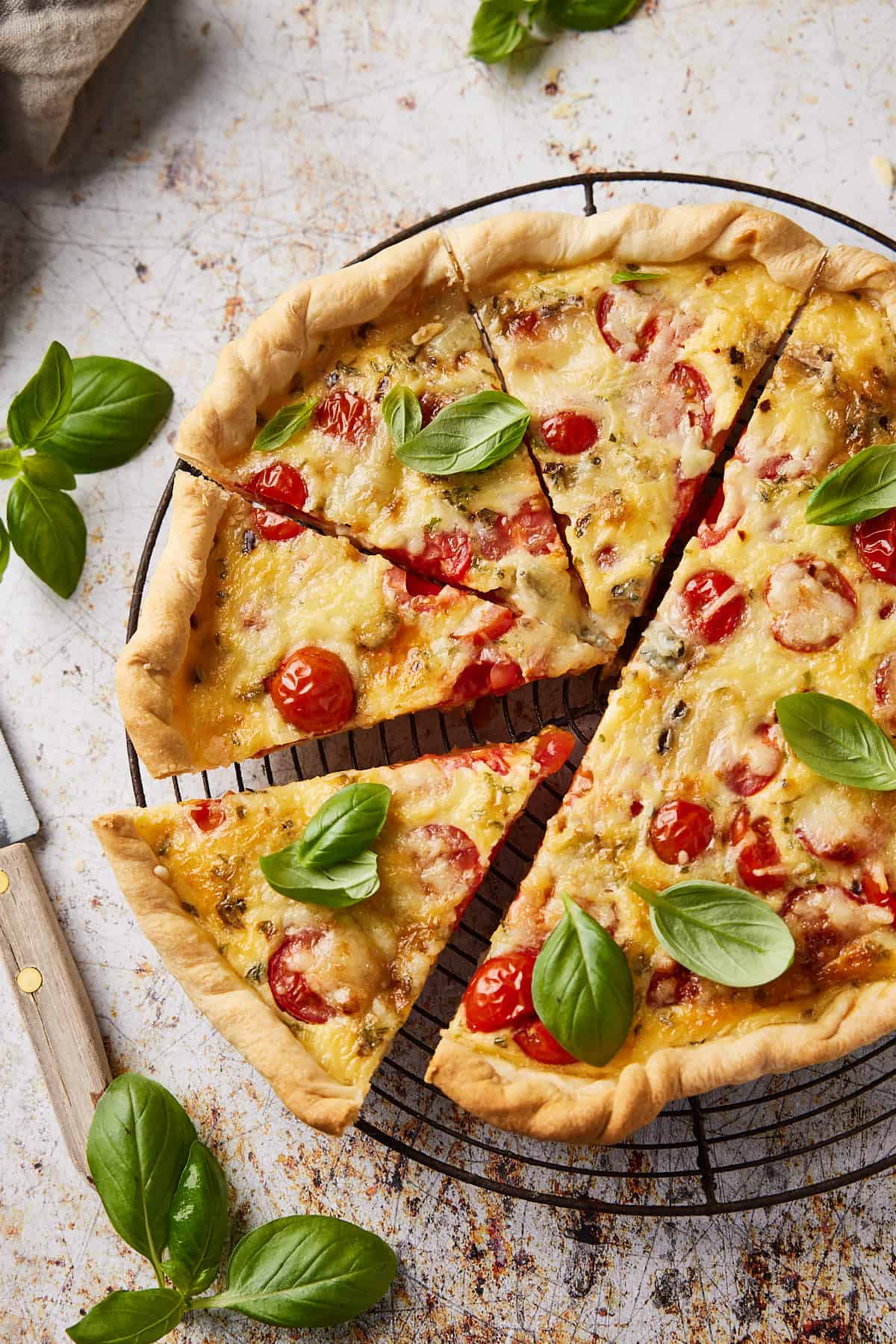 Savory tart with tomatoes