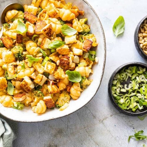 Pasta salad with halloumi