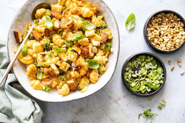 Pasta salad with halloumi