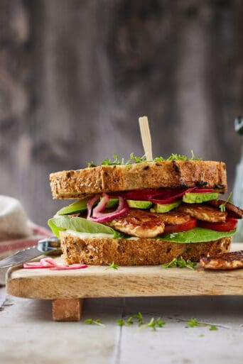Tempeh sandwich with avocado