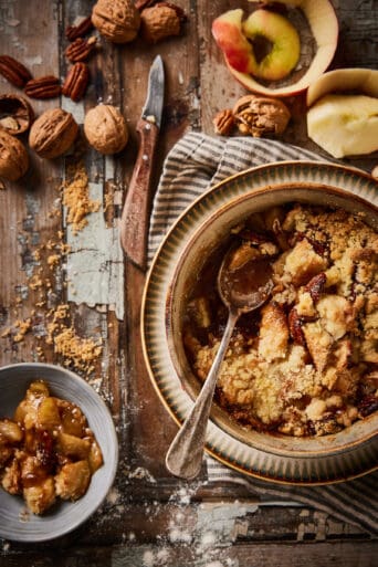 apple crumble with walnuts