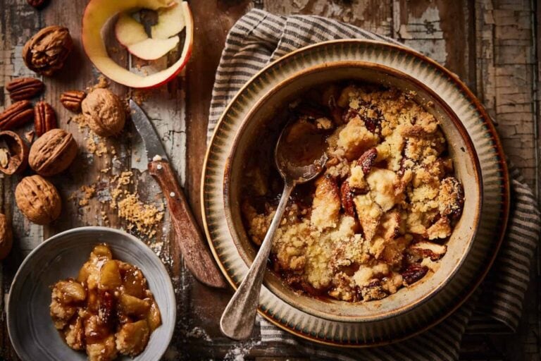 Apple crumble with walnuts