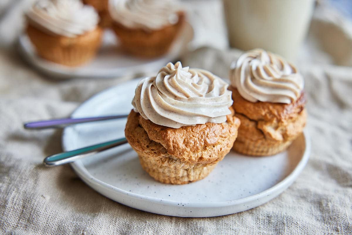 High-protein vanilla cakes