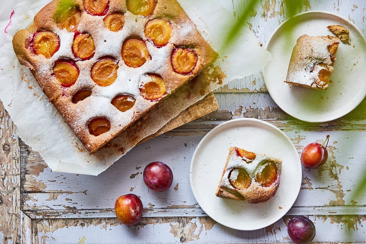 Plum sheet cake with plates 