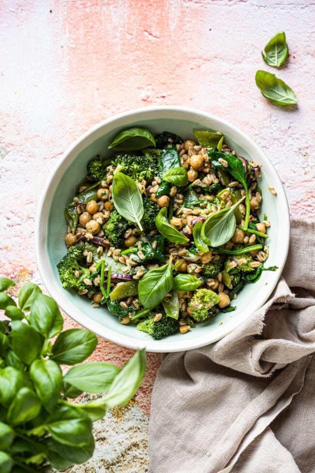 Easy vegan stir fry with broccoli and spinach