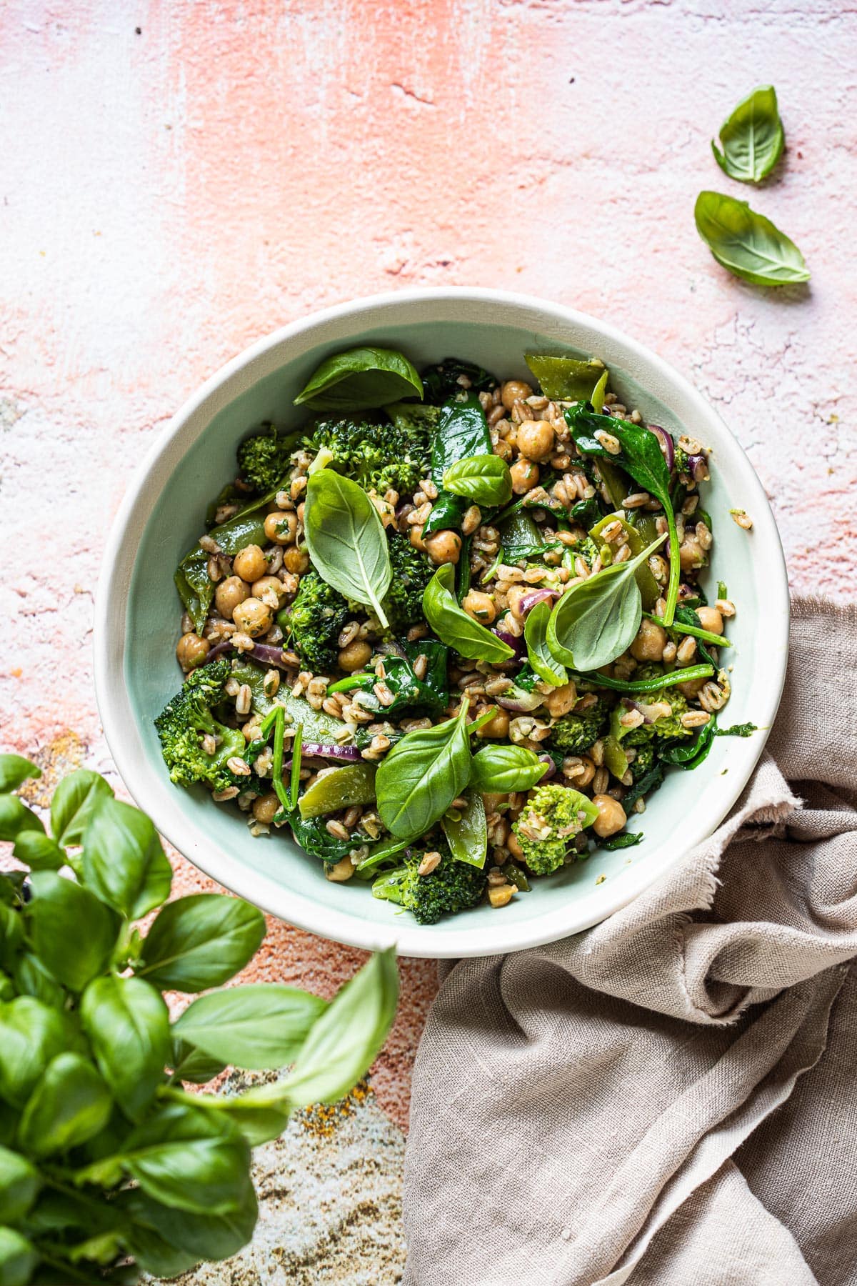 Easy vegan stir fry with broccoli and spinach