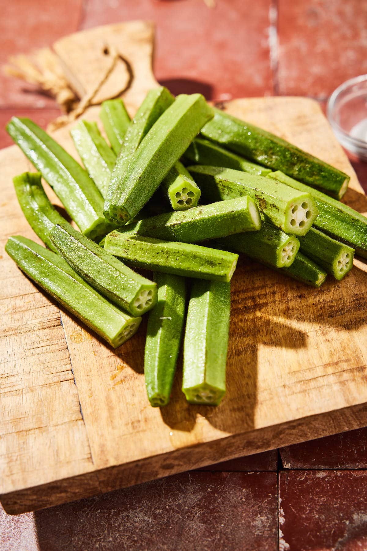 Clean the okra